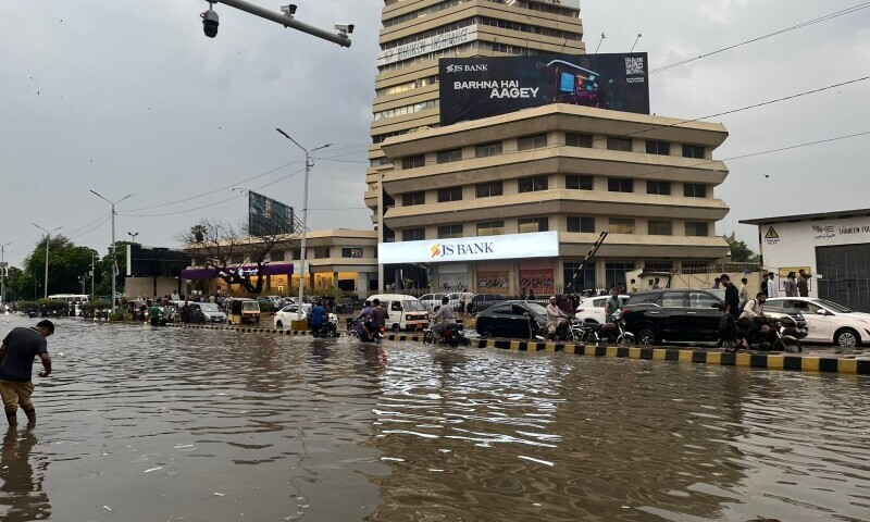 At least 7 dead as heavy rain lashes Karachi; commuters brave hours-long traffic jams
